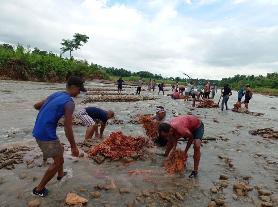 The Eralibill Village Council along with all the citizens of Eralibill village organised ‘a traditional method community fishing’ at Chathe River on August 23. (Photo Courtesy: Cliff Sangma)